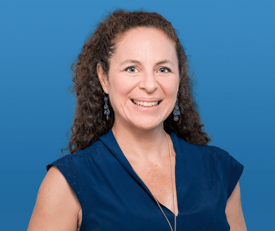 Une image contenant Visage humain, sourire, personne, habits 
Le contenu g&eacute;n&eacute;r&eacute; par l&rsquo;IA peut &ecirc;tre incorrect.